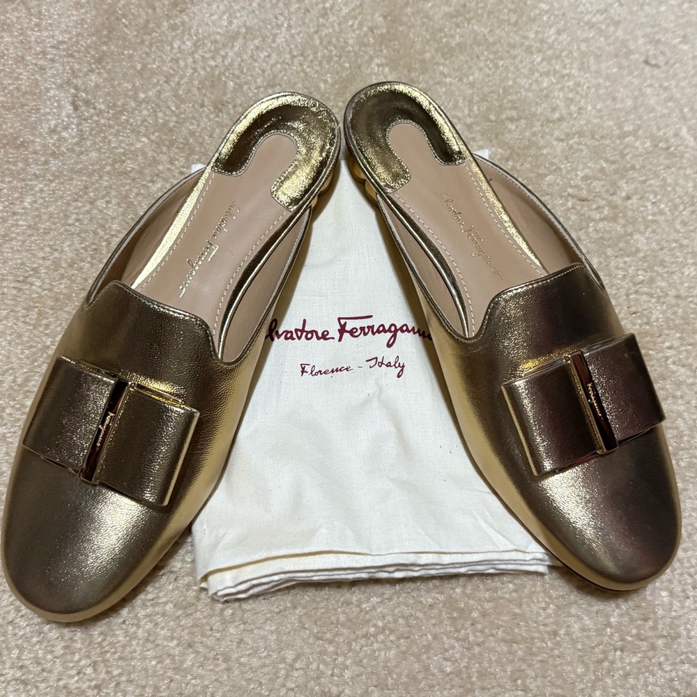 NEW!  Salvatore Ferragamo Vera Gold Bow Leather Mule - 6.5